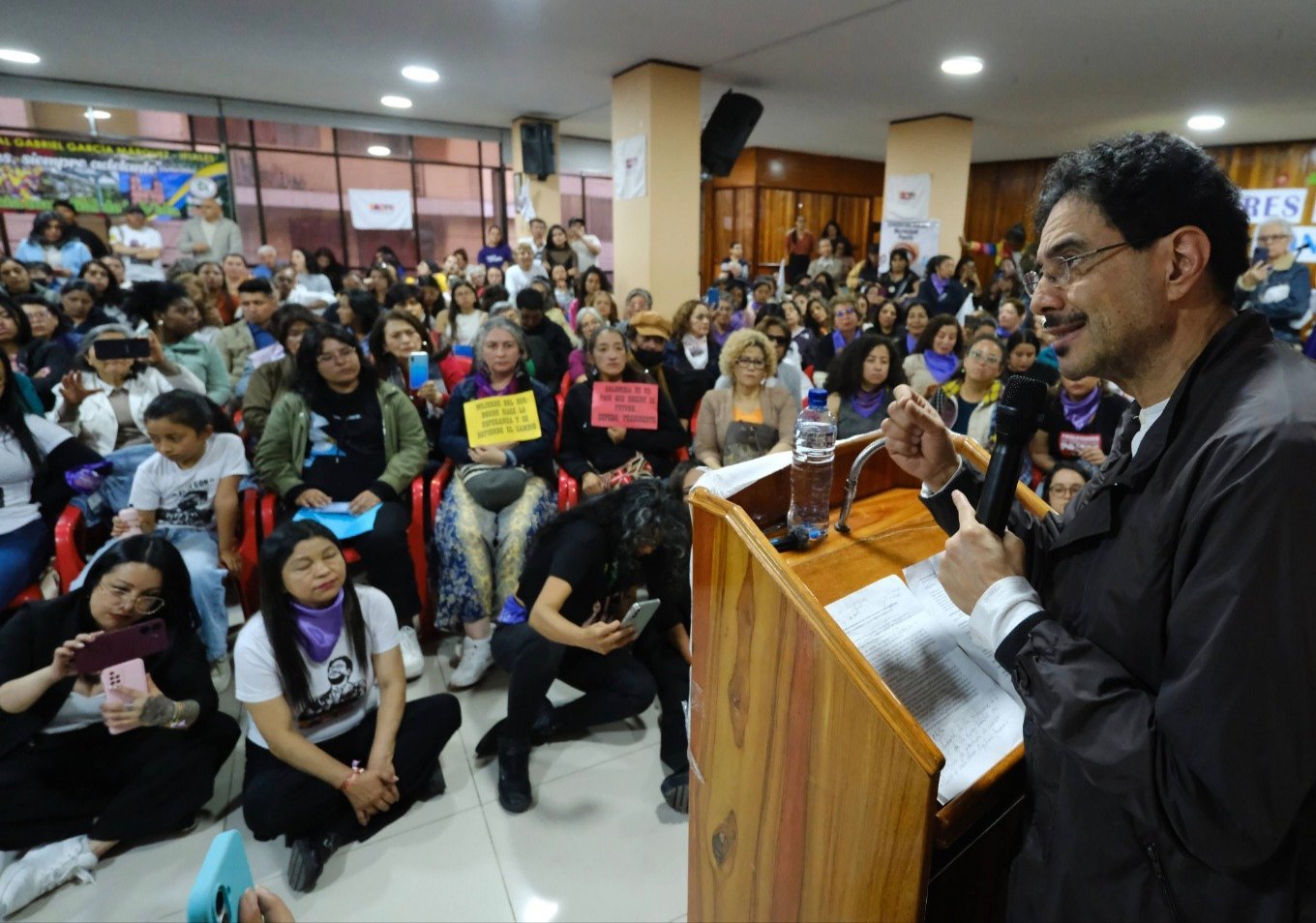 Iván Cepeda durante un encuentro